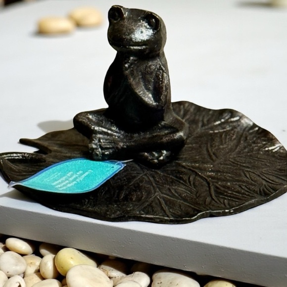 NWT Elegant Metal praying Frog Sculpture on a lily pad for Home Decor - Picture 6 of 7